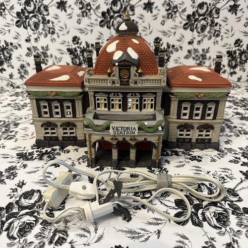 Department 56 6004814 Original Snow Village Holiday Skating Party Li