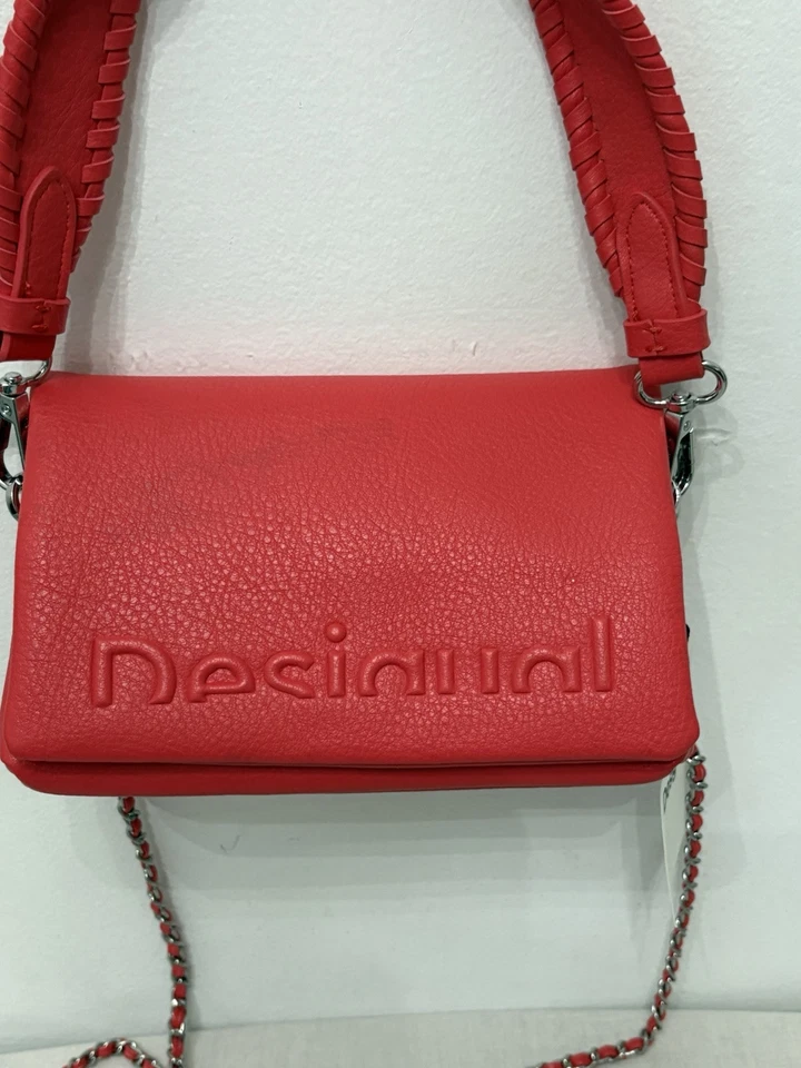 Bolso bandolera para mujer Desigual coral 8”x5” punto de látigo y asa de cadena Foto 2 de 4