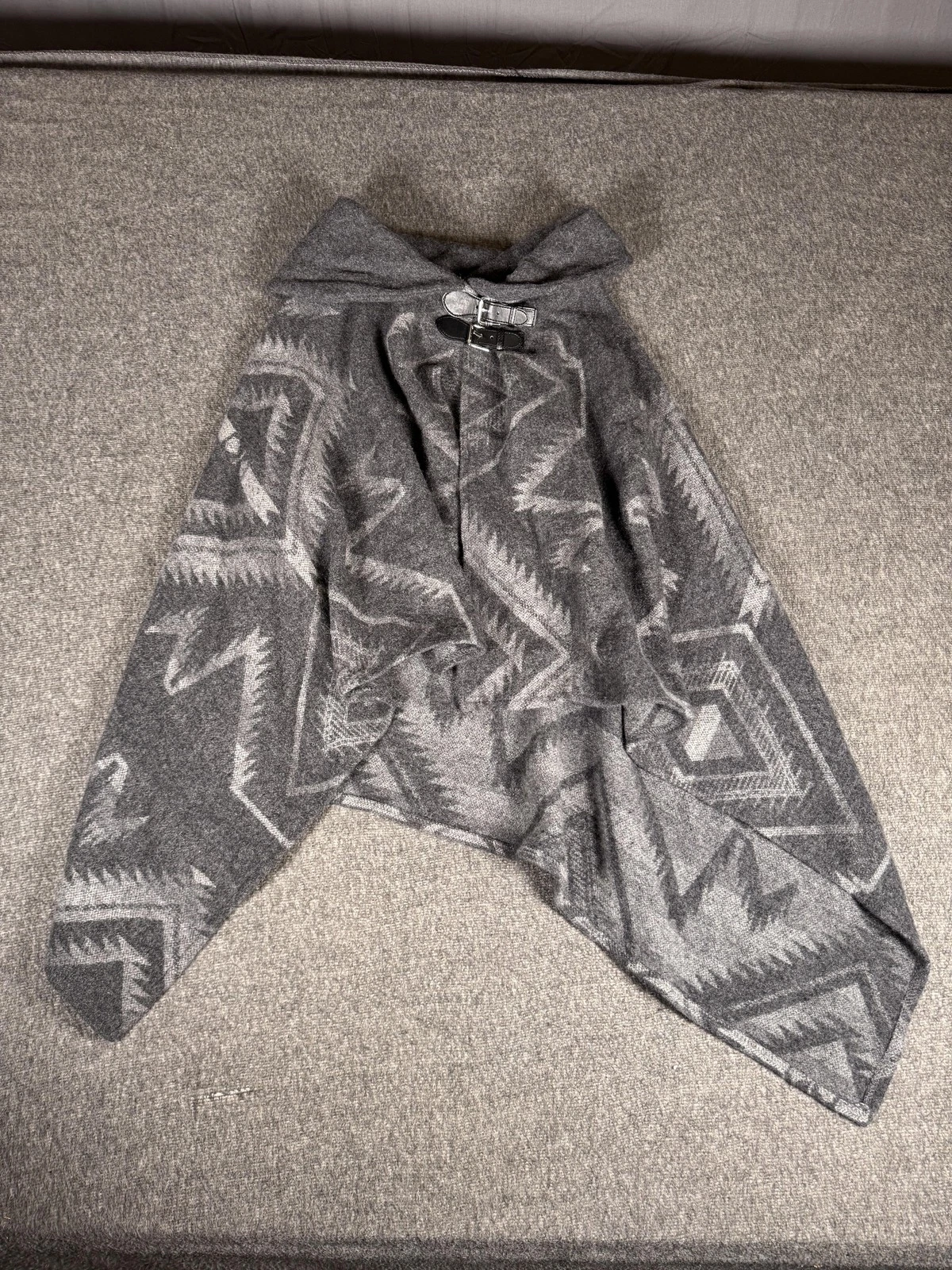 Lauren Ralph Lauren Poncho Womens One Size Aztec Wool Italy Gray Cape Buckle
Opens in a new window o