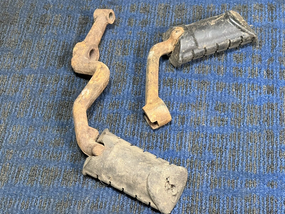 Hervidor de agua Suzuki GT750 Water Buffalo estriberas izquierda y derecha conductor delantero Foto 4 de 4