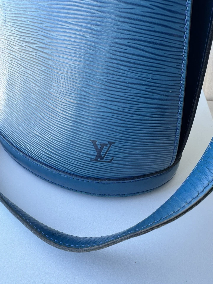 Auténtico bolso de hombro LOUIS VUITTON Epi Cluny azul LV Foto 2 de 4