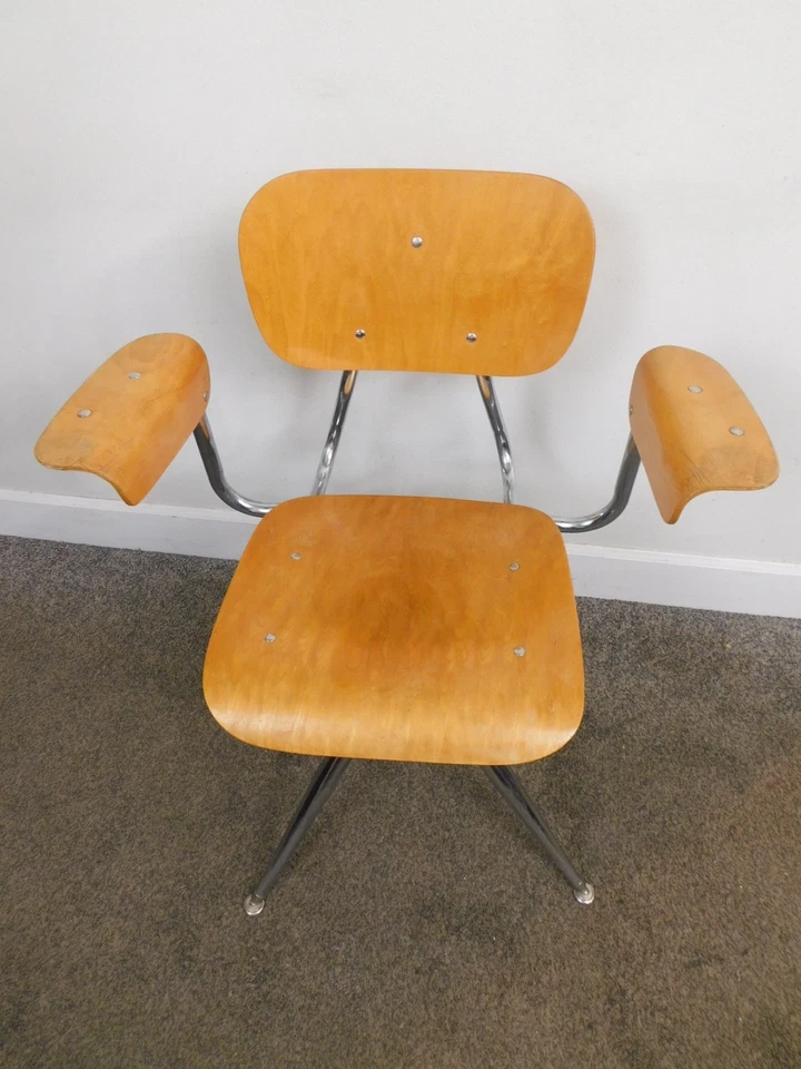 Silla con brazo de oficina de escritorio giratorio cromado contrachapado curvado modernista MCM c1969 en muy buena condición Foto 3 de 4