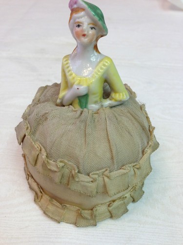 Media muñeca alfiletera con falda de seda ~ Hecha en Japón - Imagen 1 de 6