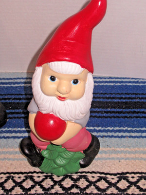 VINTAGE  GNOME STANDING WITH APPLE Ceramic 12'' TALL  Lawn COTTAGE Farmhouse VGC