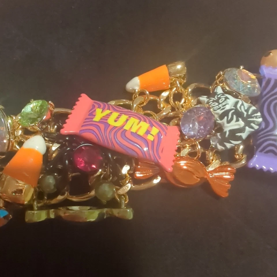 NUEVO CON ETIQUETAS Pulsera Betsey Johnson Halloween Ghoul Friends Candy Toggle Precio de venta sugerido por el fabricante 128 USD Foto 3 de 4