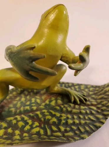 Vintage Frog On Leaf Metal Green Petites Choses Open Arms Vintage USA Figurine - Picture 5 of 20