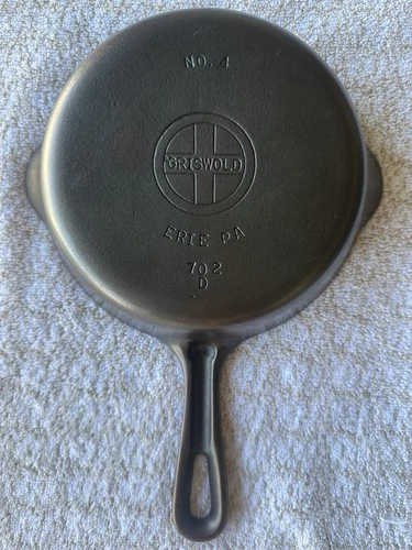 Griswold No. 4 Cast Iron Skillet Small Logo  Grooved Handle 702 D