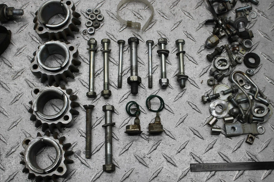 Honda CB350F 1973 cuatro - OEM marco mixto pernos de montaje y bocina y soporte Foto 4 de 4