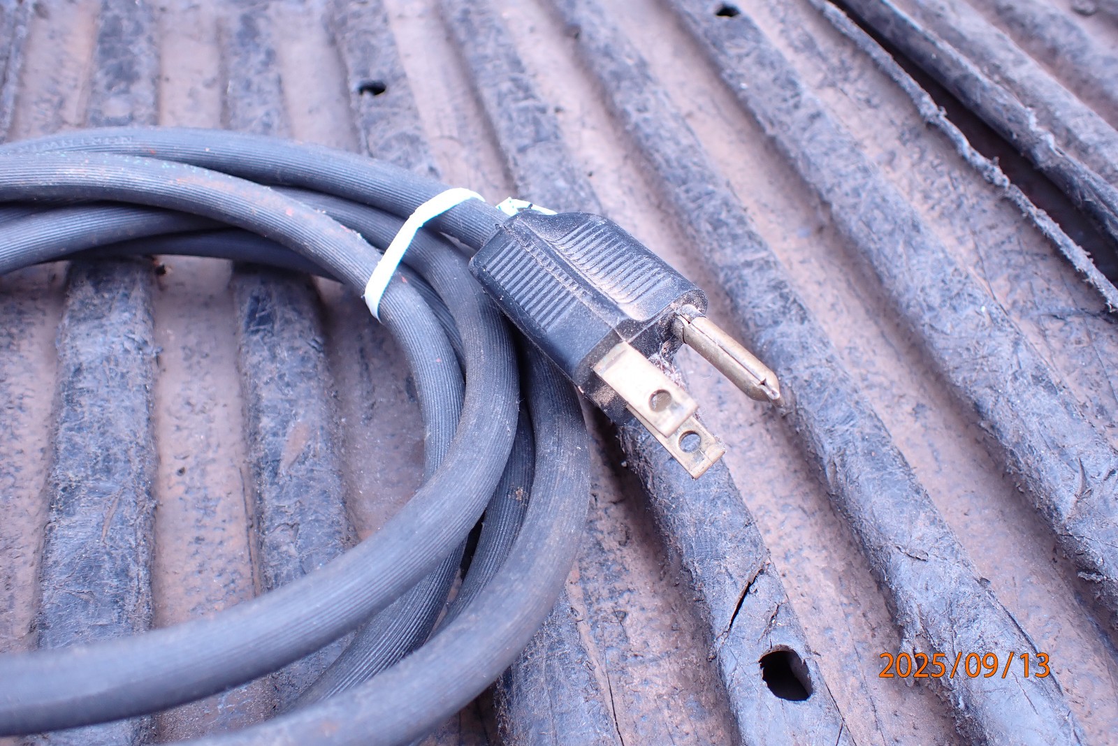 VINTAGE DREMEL 580 TABLE SAW W/ RIP FENCE AND MITER GAGE GAUGE