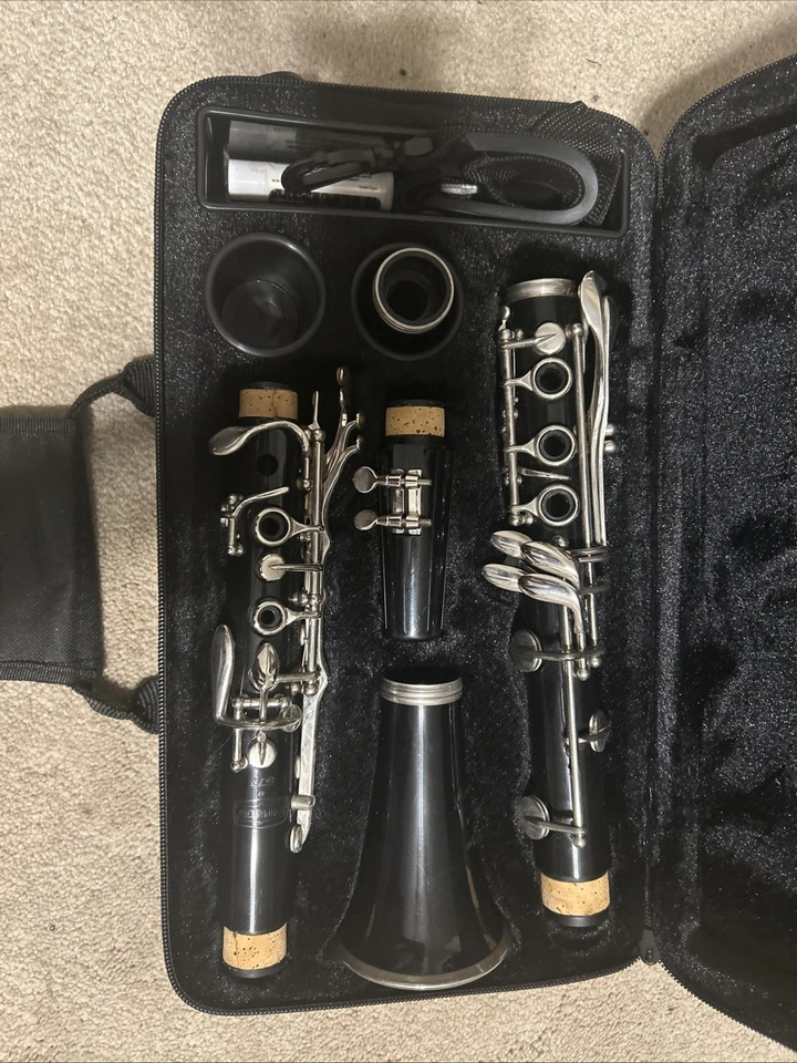 Clarinete Bundy con estuche, correa para el cuello y grasa de corcho - Excelente estado Foto 3 de 4