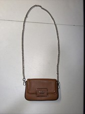 GUESS Mini borsa a tracolla in ecopelle marrone cognac con tracolla catena oro