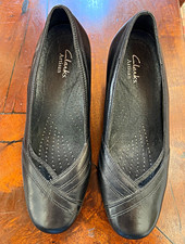 EUC Clarks Artisan Black Leather Slip-On Comfort Pumps Round Toe Block Heel 7W