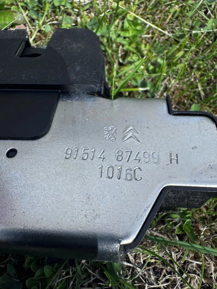 Mecanismo de bloqueo maletero trasero original Peugeot 2008 (2013-2019) - usado Foto 2 de 3