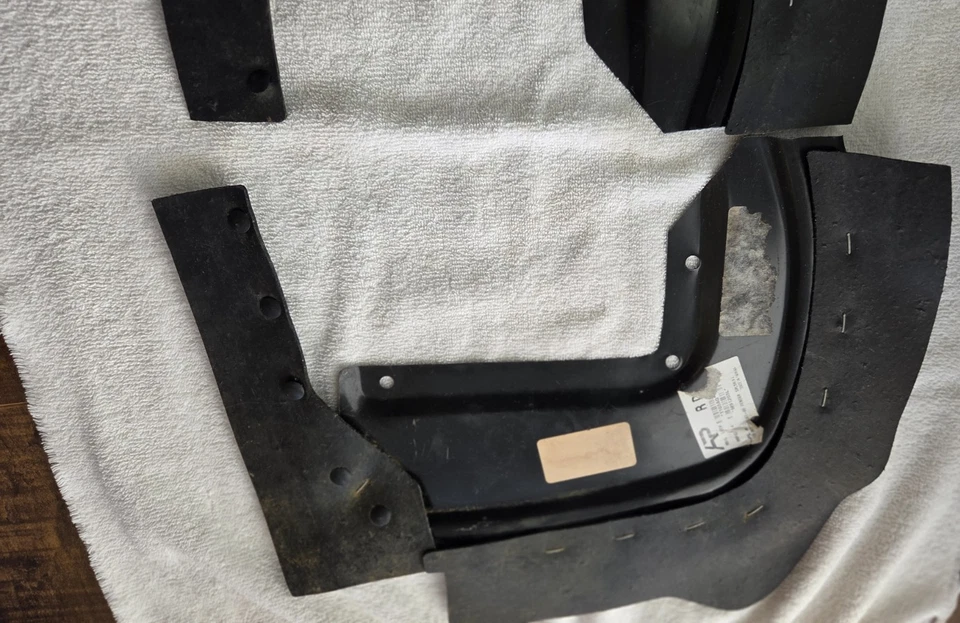 1967 1968 Ford Mustang Front Fender Splash Shield com vedação de borracha esquerda e direita - Imagem 4 de 4