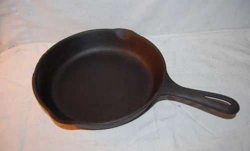 Vintage # 6 F Wagner Ware Made in USA Cast Iron 9 " Skillet