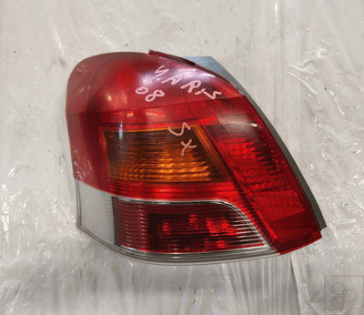 815610D250 Rücklicht. Links TOYOTA YARIS 1.3 (FRP) Ber. 3p/b/1329cc