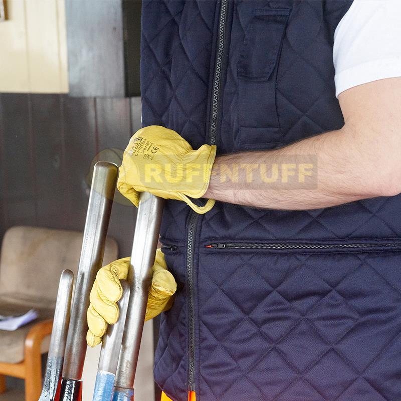 Mano In Guanti Bianchi Del Conducente Della Rotaia Giapponese Di Macchinista Che Controlla Il Joystick Nella Cabina Locomotiva Image162718372 - Foto 2