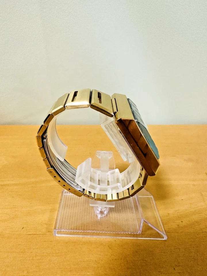 Reloj Seiko ALBA AKA V733 5A40 esfera roja Japón color dorado Foto 4 de 4