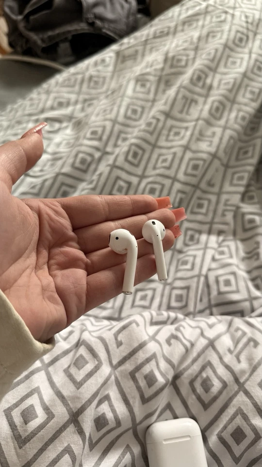 Apple AirPods with Charging Case BluetoothIn-Ear-Kopfhörer - AKZEPTABEL, Foto 4 von 5