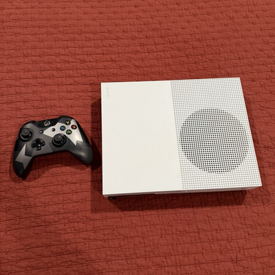 Microsoft Xbox One S 500GB White 4K UHD Blu-Ray Console No Cables + Controller