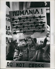 1976 Press Photo Opression of Hungarians in Romania demonstration NYC