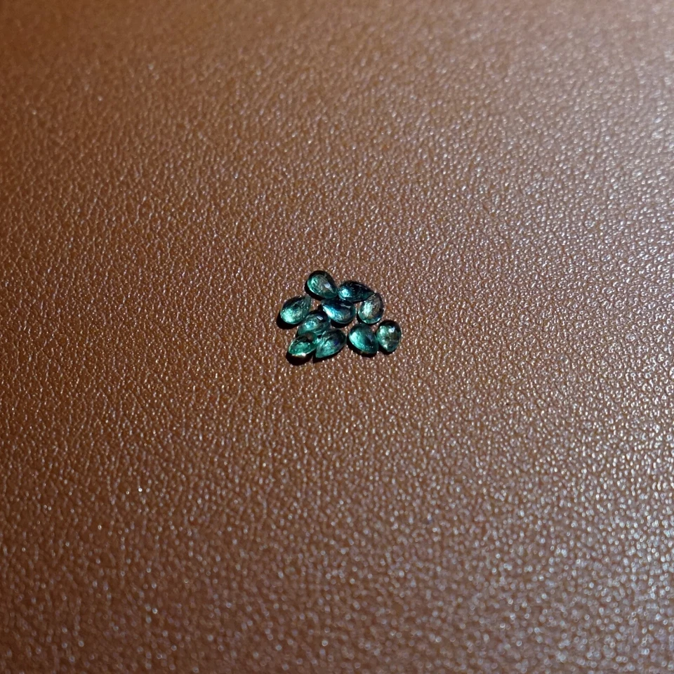 Lote de 10 esmeraldas naturales en forma de pera (2-3 mm), piedras sueltas facetadas verdes vívidas Foto 4 de 4