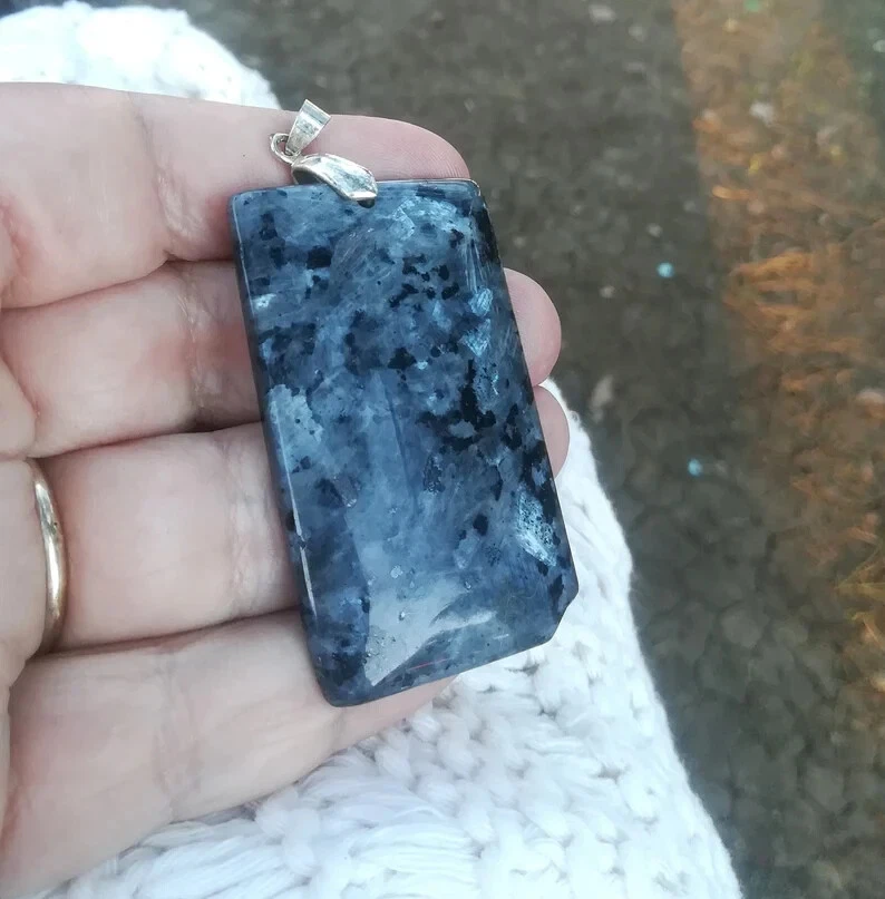 GRANDE PENDENTE GEOMETRICO IN LABRADORITE NATURALE E ARGENTO 925 REGALO PER UOMO - Immagine 3 di 4