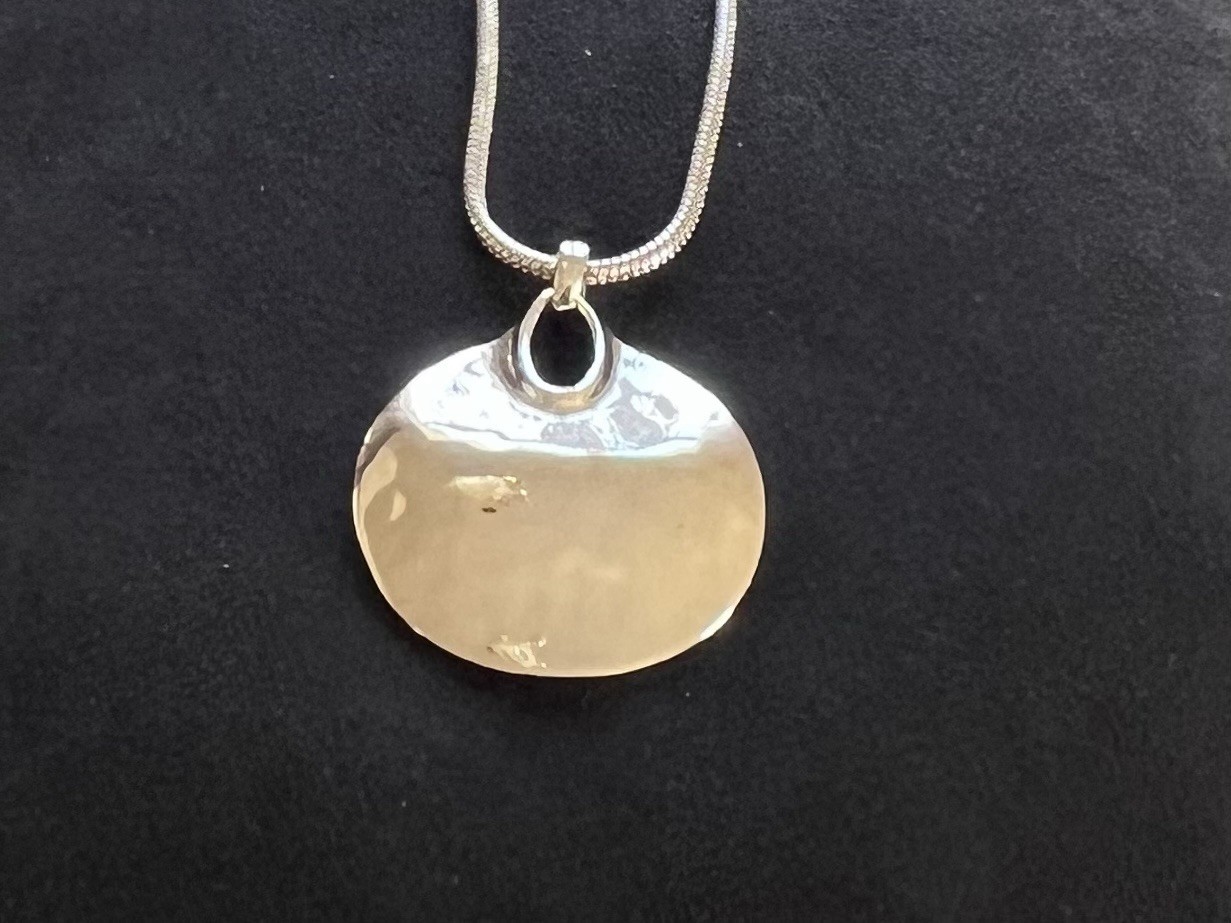 Robert Lee Morris RLM SoHo Hammered Disc Pendant Necklace Silver Tone 20” EUC thumbnail 3