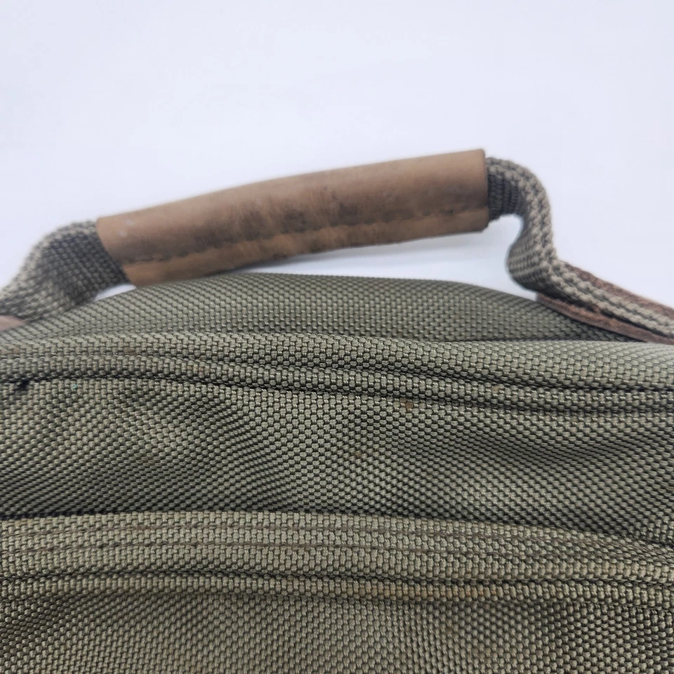 Bolsa de viaje Briggs and Riley maquillaje verde oliva 10"x12"x5" Foto 4 de 4