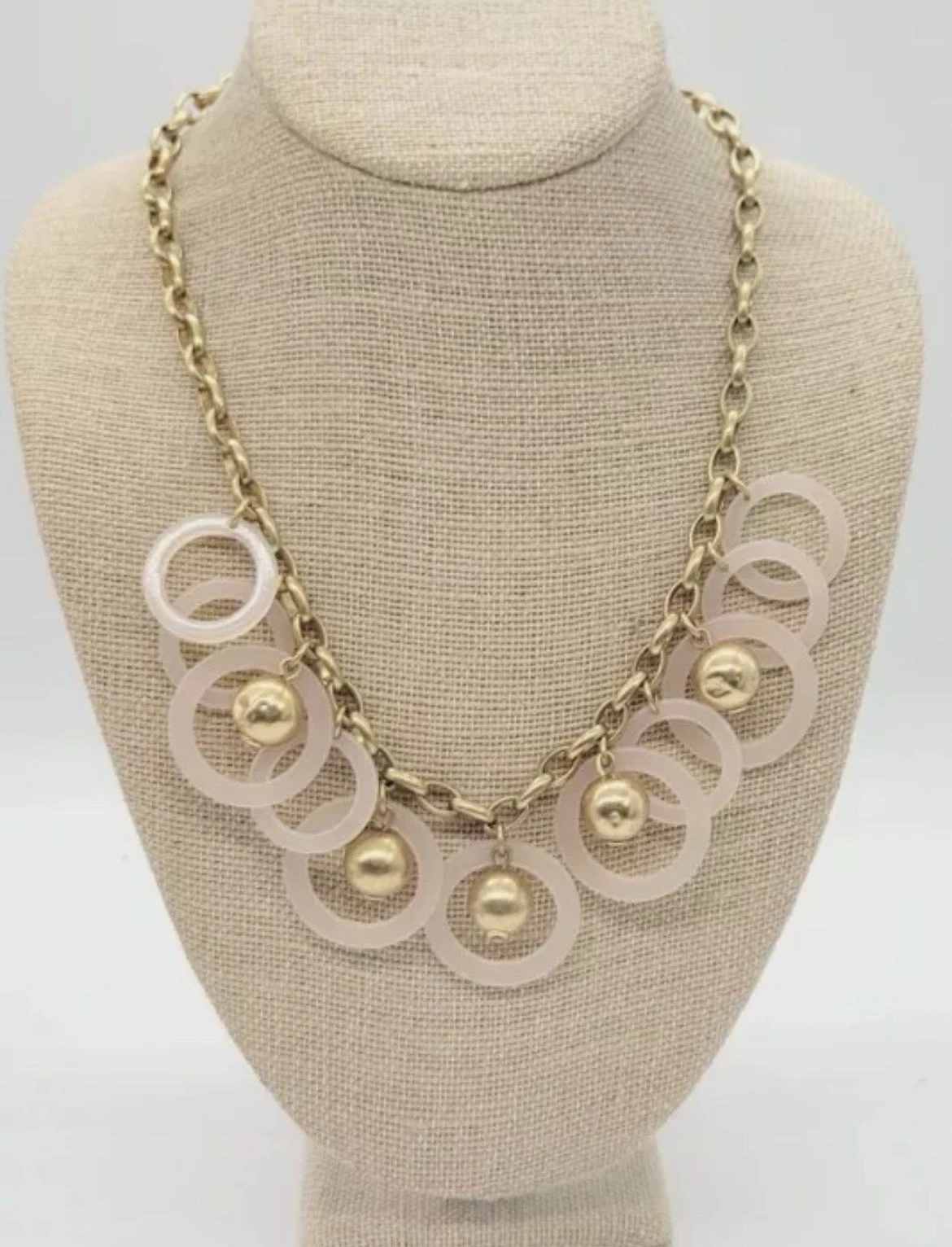 VETEMENTS J. Collana Crew nuova con etichetta cerchio lucite e sfera tono oro dichiarazione