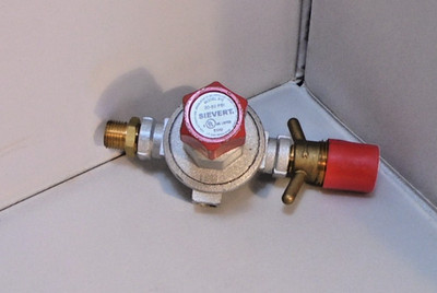 NEW Sievert Industries Adjustable Propane Regulator Model 915  30-60 psi
