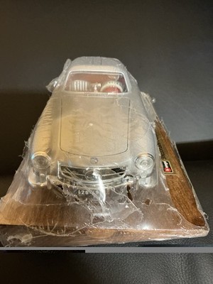 Burago Modellauto  1:18 Mercedes Benz 300 SL auf Holzsockel