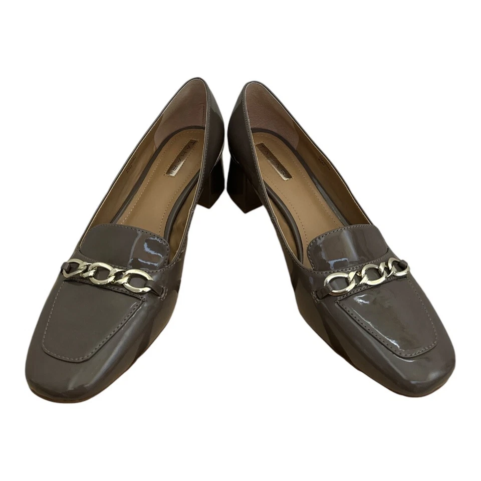 Mocasines Tahari Mason Pump gris topo charol cadena acento tacón talla 8,5 M Foto 2 de 4