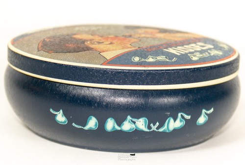 Hershey's A Kiss For You Metal Tin 1982 England 5" round Milk Chocolate Kisses - Picture 3 of 7
