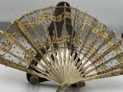 HÜBSCHER ANTIKER KLAPPBARER HANDVENTILATOR (A33)