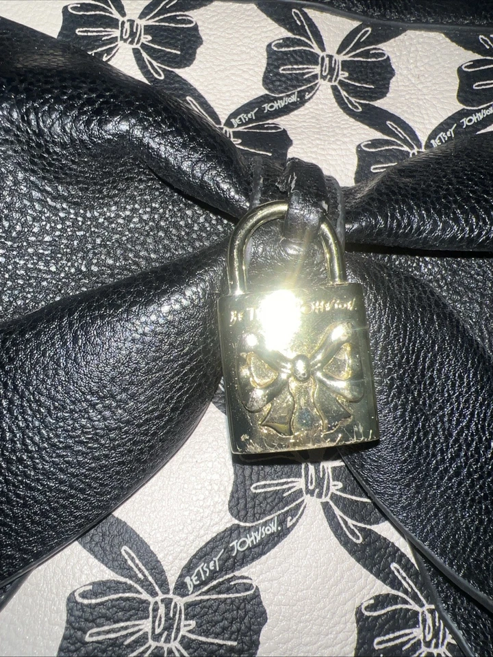 Bolso de mano de cuero Betsey Johnson vintage con lazo blanco y negro Foto 2 de 4