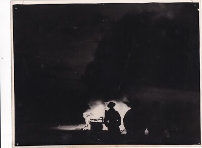 Original Pressefoto 2.WK Achse Flugzeug abgeschossen von Ack Ack Brand in Wüste 1942