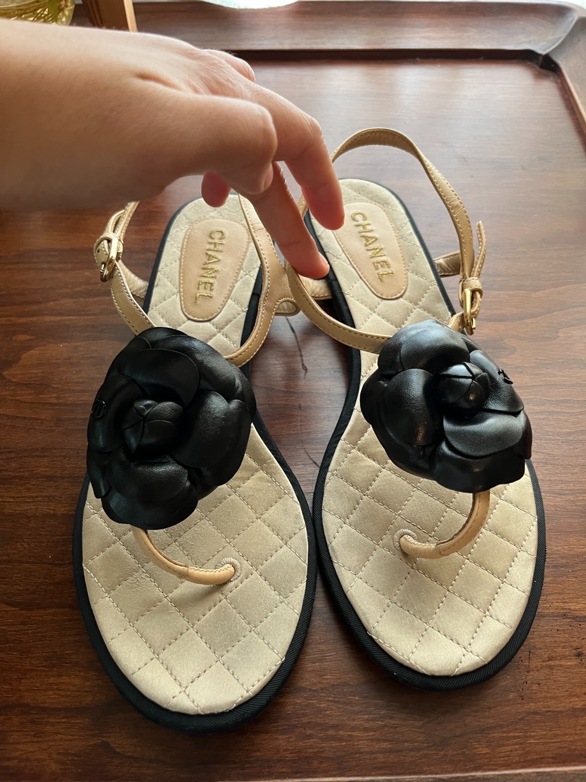 Chanel beige black camellia flower thong sandals size 37.5 US 7.5 7