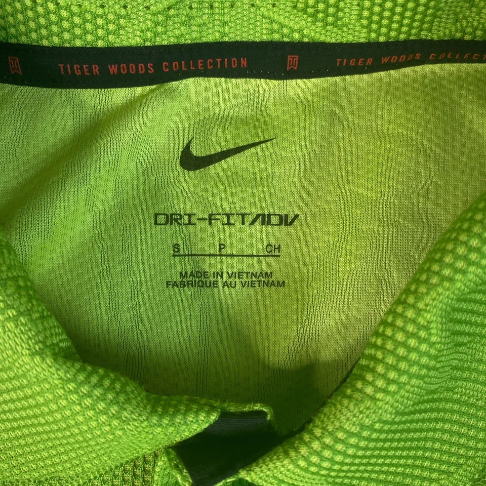 Camisa polo de golf Nike Tiger Woods para hombre pequeña Dri Fit ADV colección con patrón de hojas Foto 2 de 4