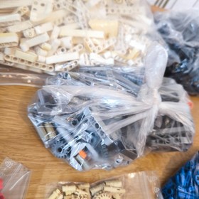 LEGO TECHNIC 42025 96% COMPLETED ( 11PARTS MISSING,YELLOWING CHECK DESCRIPTION )