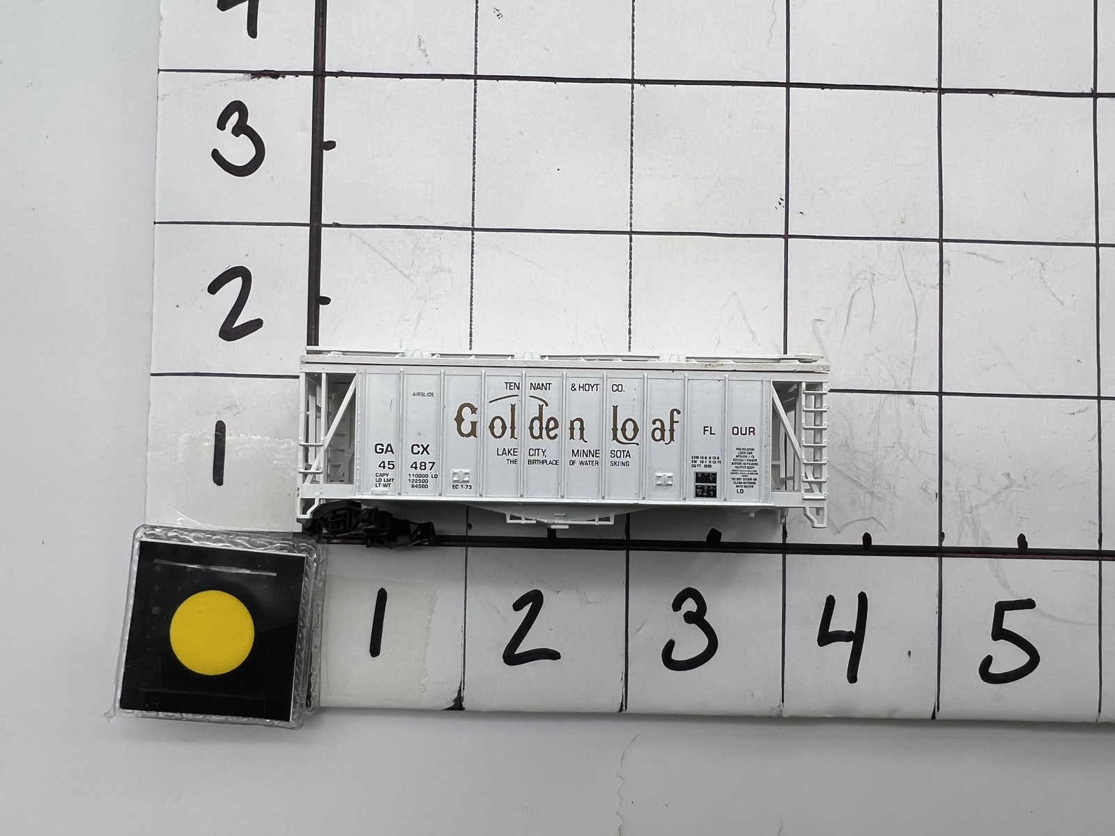 Atlas #45487 N Scale Golden Loaf Covered Hopper Car White Fair