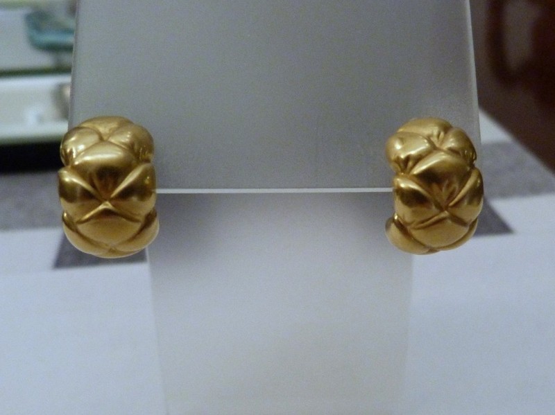 DESIGNER SIGNED C CROSS C 750 18K GOLD PUFFED QUILTED HUGGIE EMBOSSED EARRINGS