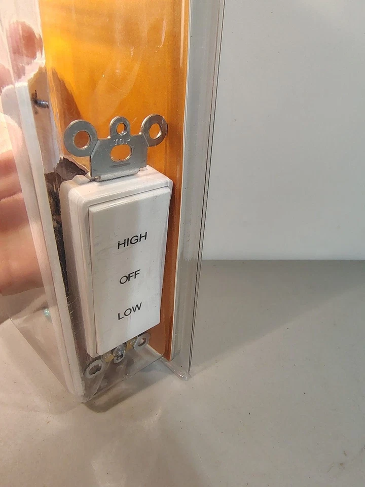 Interruptor de ventilador basculante para toda la casa Air Vent 58030 de 2 velocidades, blanco Foto 2 de 3