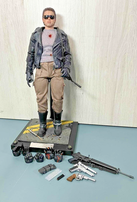 Hot Toys Movie Masterpiece MMS238 Terminator T-800 Battle Damage