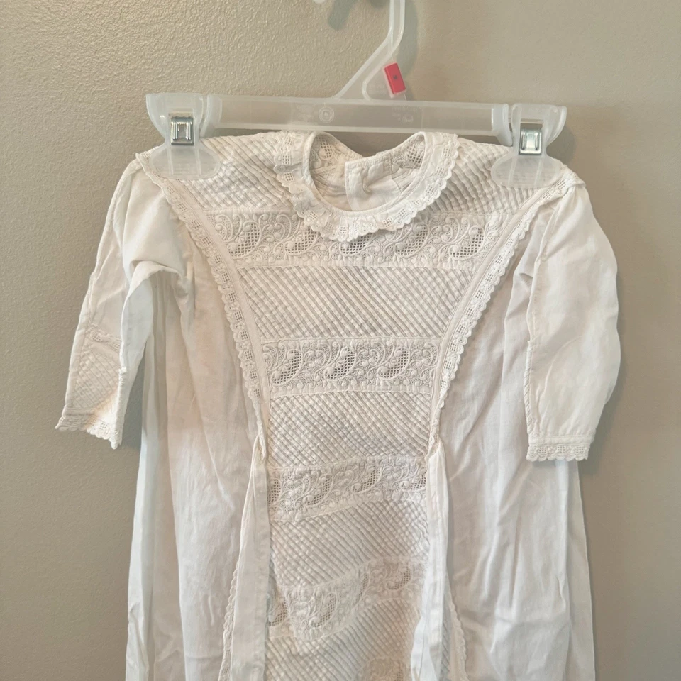 Antiguo juego de funda de manta y vestido de bautizo de la década de 1930 - reliquia de encaje y lino Foto 2 de 4