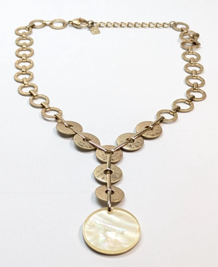 Collar Robert Lee Morris Soho Madreperla Disco Colgante Tono Dorado Distintivo Foto 2 de 4