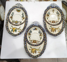 Assiettes en faïence de Gien, décor Renaissance grotesques sous tasse de dejeuné