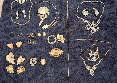 32pc Vintage Costume Jewelry Lot Signed Sarah Coventry Sets Rhinestone