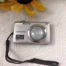 Nikon COOLPIX S3000 Digital Camera 12 MP 4x Optical Zoom with Accessories Silver
