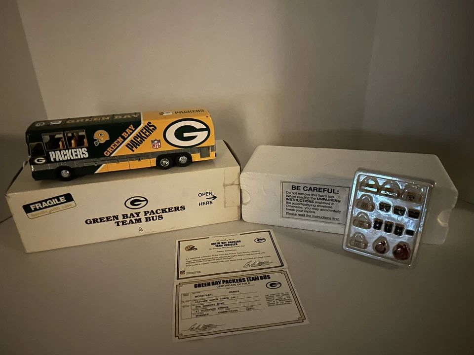 DANBURY MINT NFL TEAM DIECAST BUS GREEN BAY PACKERS BOX EQUIPMENT/BALLS/COOLERS - Image 3 of 4